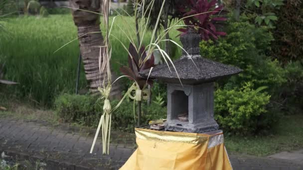 Balinesische Hindu Schrein Oder Tempel Aus Stein Mit Gelbem Tuch — Stockvideo
