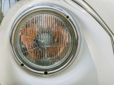 Beyaz bir arabanın yuvarlak farları. Yakın plan..