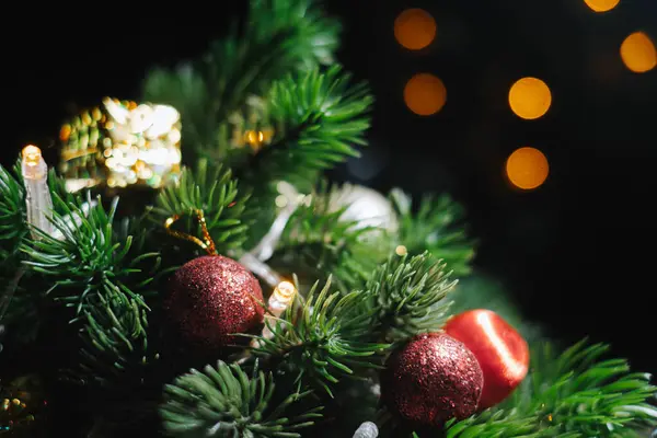 Bokeh özgeçmişe sahip bir Noel ağacı. Seçici odak.