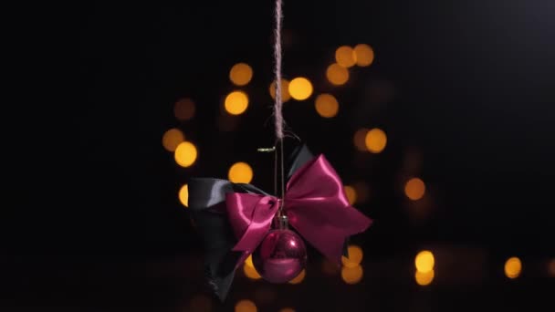 Esfera Roja Navidad Cintas Colgadas Usando Una Cuerda Con Brillante — Vídeos de Stock