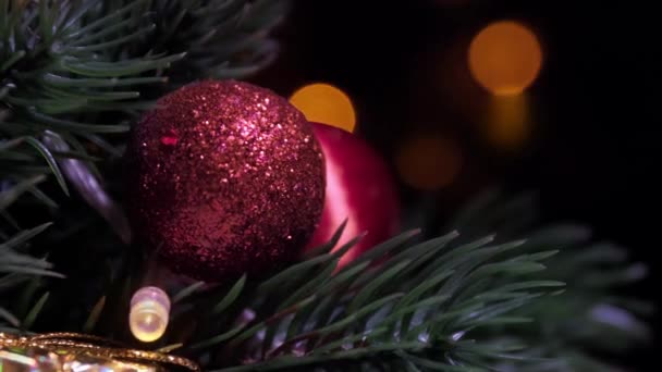 Decorações Bola Natal Vermelho Árvore Natal Com Espumante Bokeh Luzes — Vídeo de Stock