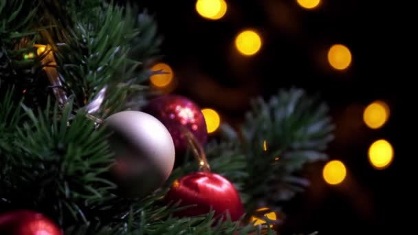 Decoraciones Bolas Navidad Árbol Navidad Con Brillantes Luces Bokeh Fondo — Vídeos de Stock