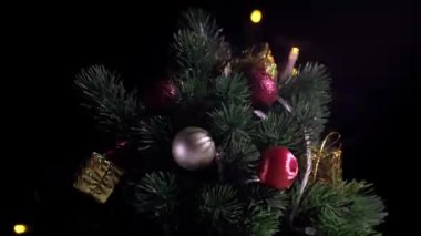 Noel ağacı ve bokeh arkaplanlı süslemeler. Seçici odak.