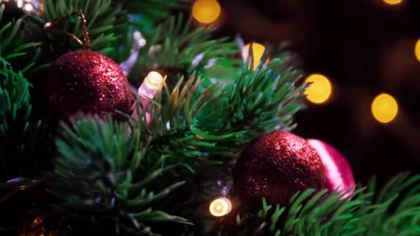 Χριστουγεννιάτικη Μπάλα Διακοσμήσεις Στο Χριστουγεννιάτικο Δέντρο Αφρώδη Bokeh Φώτα Φόντο — Αρχείο Βίντεο