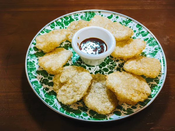 Cireng, Aci Goreng 'in kısaltması. Yani kızarmış Tapioca unu. Endonezya 'nın popüler sokak yemekleri.