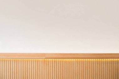 Düz çizgili ahşap duvar dokusu ve beyaz duvar. Bej rengi. Özgeçmiş için uygun.