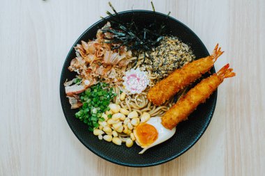 Yumurtalı kurutulmuş Yaki Ramen, bir yığın nori, nasır, pırasa, Skipjack Tuna, Ebi Furai ve bir Narutomaki. Düz ya da üstten çekim. Orijinal ve geleneksel Japon erişteleri..