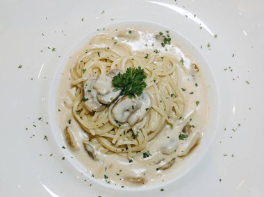 Beyaz tabakta kremalı spagetti Carbonara. İtalyan geleneksel makarna yemeği. Düz yatış, üst görünüm, ya da yukarıdan çekim.