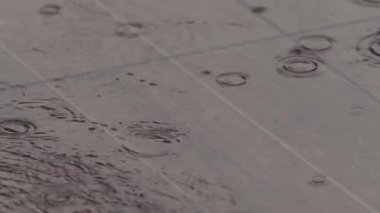 Yağmur damlaları ahşap zemini doldurdu