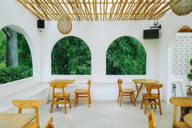 Akdeniz 'in yemyeşil manzaralı camsız kemerli pencereleri. Tropikal ve yaz kafe konsepti.