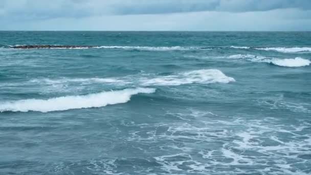 Синие Морские Волны Замедленном Движении Против Облачного Неба Селективный Фокус — стоковое видео
