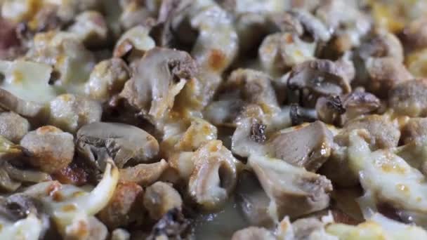 蘑菇比萨饼 带有孤立的黑色背景的壳奶酪 与纹理紧密相连 — 图库视频影像