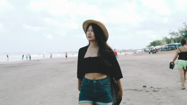 Sahilde Yürüyen Kahverengi Şapkalı Genç Asyalı Bir Kız Seyahat Görüntüleri — Stok video