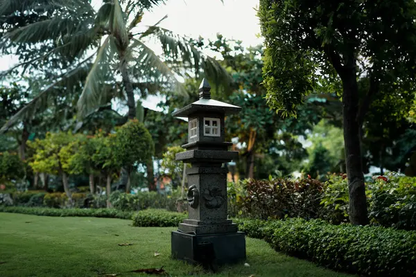 Tradisjonell Balinesisk Steinlampe Parken Med Bokeh Bakgrunn – stockfoto