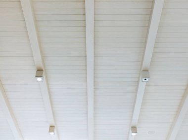 Paralel beyaz kirişleri olan minimalist bir tavan paneli