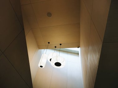 Minimalist modern tavan tasarımı. Farklı boyutlarda ve üç lüks lamba şeklinde.