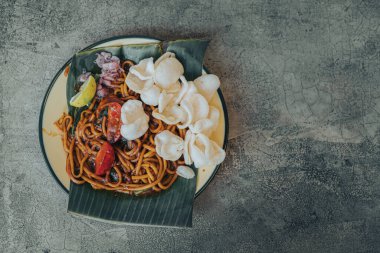 Mie Aceh. Aceh, Endonezya 'dan kızarmış baharatlı erişte. Düz konum, üstten görünüm açısı ve sol taraftaki nesne..