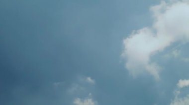 Açık mavi gökyüzü ve bulutların zamanı.