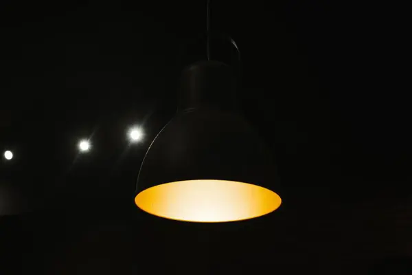 İçi siyah renkli, sıcak tavan lambası. Minimalist ve karamsar iç atmosfer.