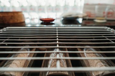 Paslanmaz çelikten yapılmış dumansız gaz kızartma makinesi.