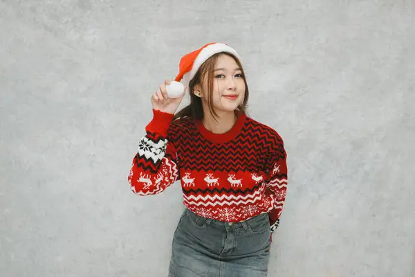 Asyalı genç bir Noel Baba kadınının gülen yüzü. Tatil sezonunda promosyon malzemesi için uygun..