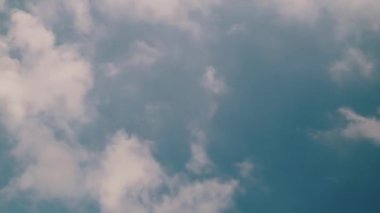 Açık mavi gökyüzü ve bulutların zamanı