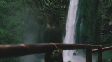 Güzel Coban Pelangi Şelalesi. Doğu Java, Endonezya 'daki tropik şelalelerden biri. Eğil ve yavaş çekim yap.