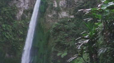 Güzel Coban Pelangi Şelalesi. Doğu Java, Endonezya 'daki tropik şelalelerden biri. Yavaş çekim. Doğa manzarası video görüntüleri.