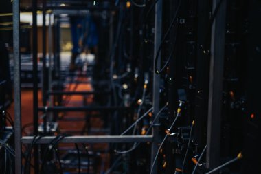 LED dijital ekran modülleri daha büyük bir ekran oluşturmak için birbirine bağlı