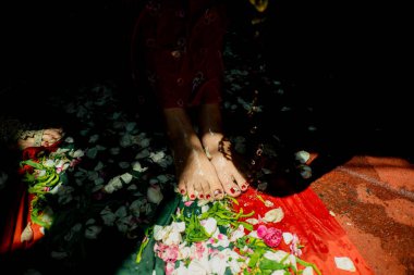 Yedi çeşit çiçekle karıştırılmış su ya da Kembang Tujuh Rupa olarak bilinen geleneksel Cava düğün ritüeli tevazu ve saygıyı temsil ediyor.