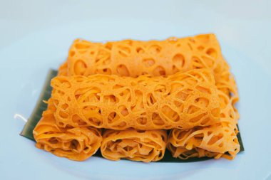 Roti Jala veya Net Ekmek. Körili yemeklerle servis edilen tipik Malezya atıştırmalıkları. Genellikle Endonezya, Malezya ve Singapur 'da bulunur..