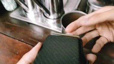 Bir müşterinin kredi kartını cüzdanından çıkarırken ve EDC makinesine kusursuz bir ödeme yaparken POV görüntüsünü kapat.