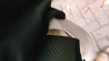 Cebinden cüzdan alırken, kredi kartı almaya hazırlanan bir kişinin görüntüsünü yakın çekim yapın.
