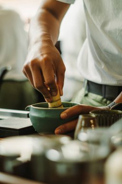 El çırpma kibriti. Geleneksel bir Japon yeşil çayı. Otantik çay hazırlama ayini..