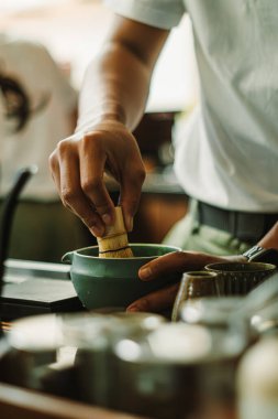 El çırpma kibriti. Geleneksel bir Japon yeşil çayı. Otantik çay hazırlama ayini..