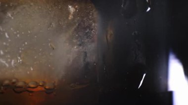 Yavaş çekimde, cam yüzeyinde yoğunlaşma olan, buz küplü, berrak bir bardakta dönen soğuk demlenmiş kahvenin yakın çekimi. İçecek reklamları, kafeler ve yaşam tarzı içeriği için mükemmel.. 