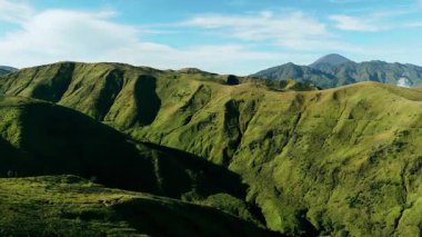 Bukit Premium Havalimanı, Doğu Java, Endonezya ve Semeru Dağı. Yukarı ve ileri hareket eden kamera hareketi