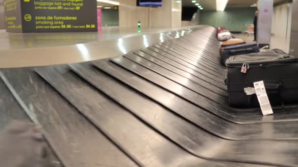 手荷物受取所で通過する空港のベルト上の手荷物 — ストック動画