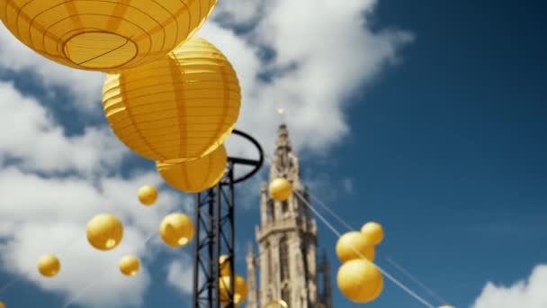 Lámparas Papel Arroz Amarillo Colgando Como Decoración Durante Festival Música — Vídeo de stock