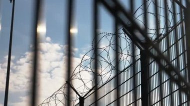 Endüstriyel limanın girişinde dikenli tel var.
