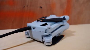 usb-c kablosuyla yüklenen tüketici dronu