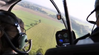 Yeşil alanlar üzerindeki dönüşler sırasında helikopter kokpitinin içinde