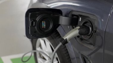 Elektrikli araç yeraltı otoparkında şarj ediliyor.
