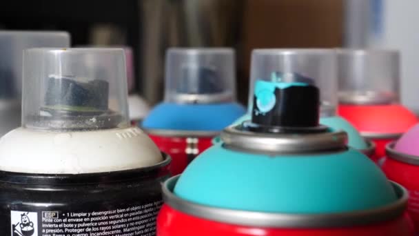 アーティストの家でスプレー缶のパンニングショット — ストック動画