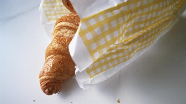 Croissant Dans Sac Papier Sur Dessus Cuisine Marbre — Video