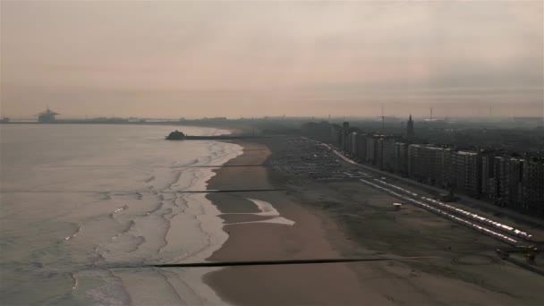 在日出时分 波涛汹涌 俯瞰比利时布兰肯伯杰的海滩 大海和木板路 — 图库视频影像