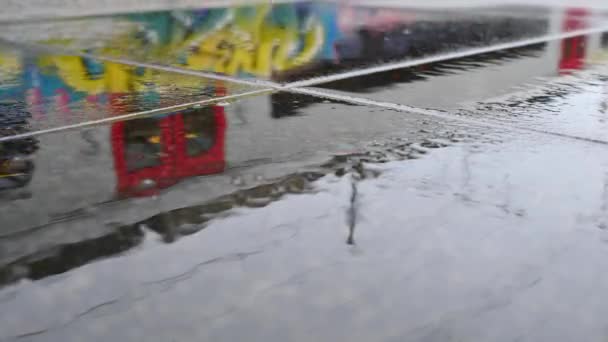 Départ Gare Réflexion Sur Plancher Quai Pendant Les Jours Pluie — Video