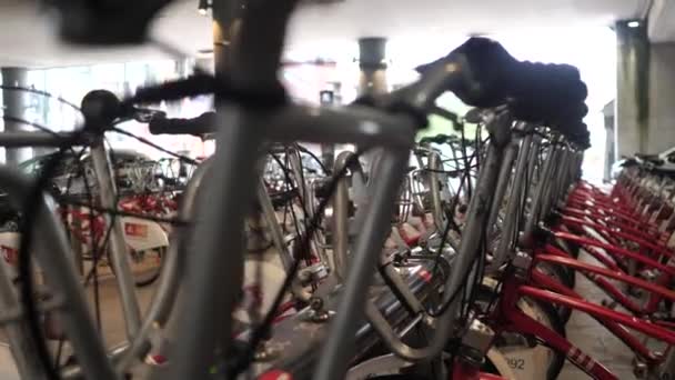 Vélos Partage Rouges Blancs Garés Dans Station Vélo Ville — Video
