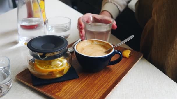 Kahve Barında Taze Zencefil Portakal Çayı Içen Bir Kadın Gri — Stok video