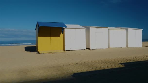 Desolate Beach Cabins Standing Next Each Other Beach Ocean Background — Stock Video